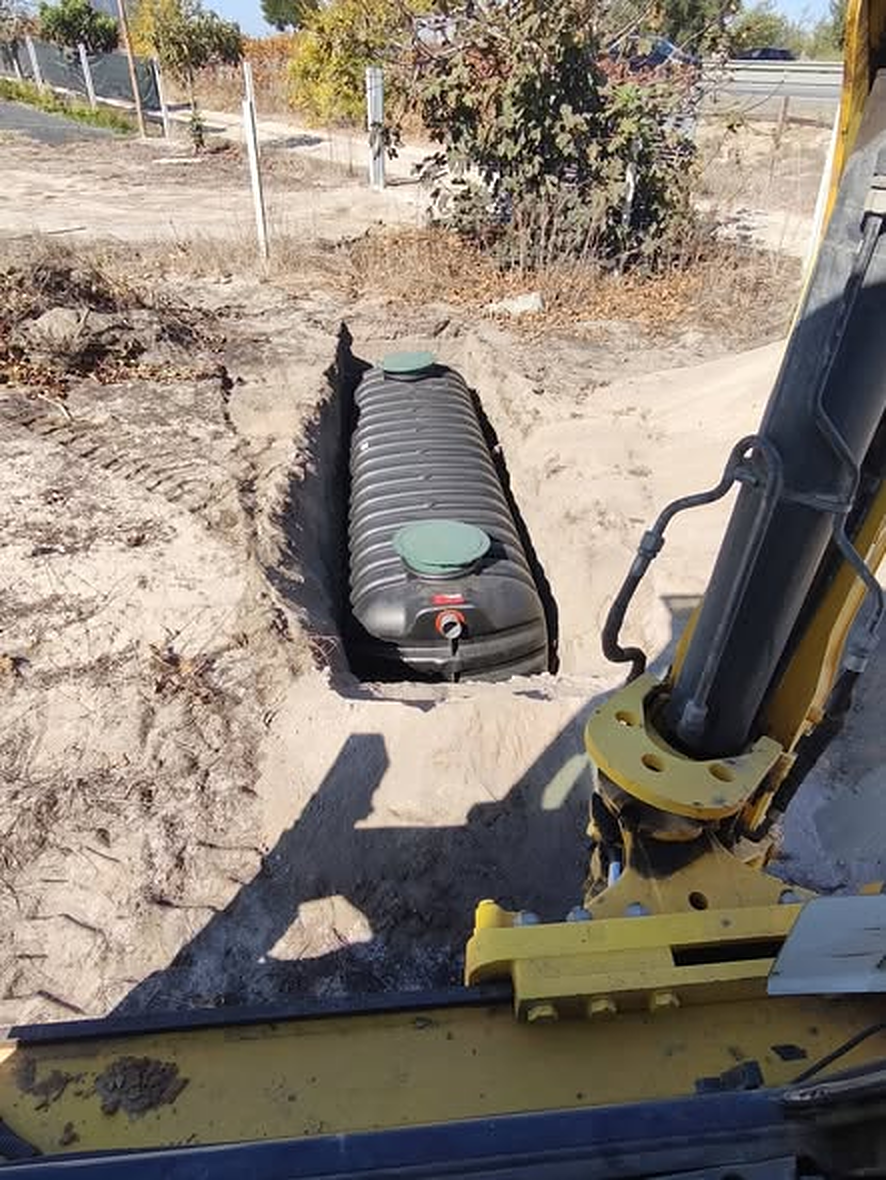 Depósito instalado em vala com tampas verdes